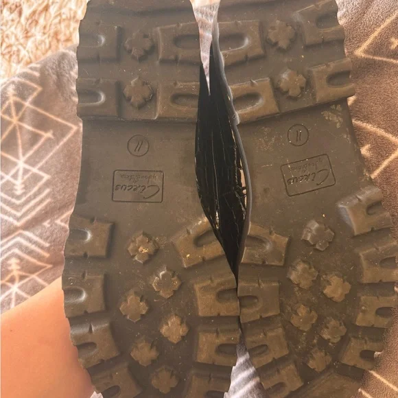 Elegant Black Crocodile-Embossed Loafers - Picture 2 of 4